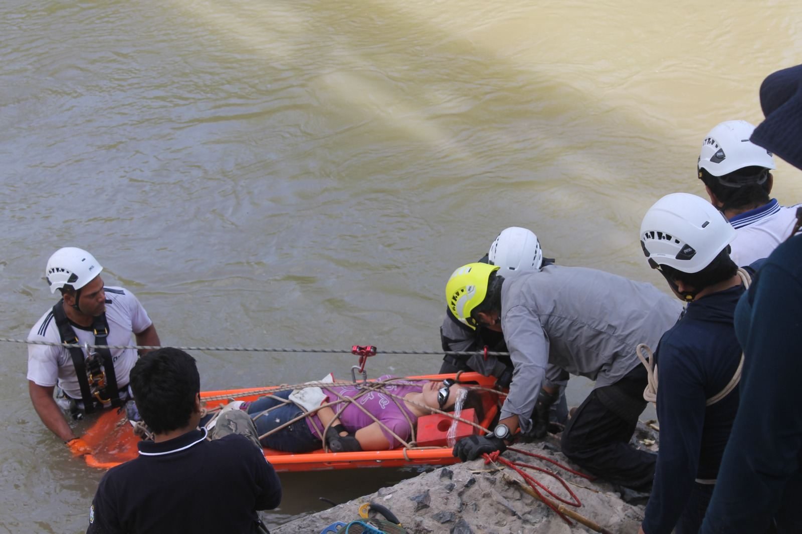 Rescate y Cruce en Aguas Rápidas - Imagen 1